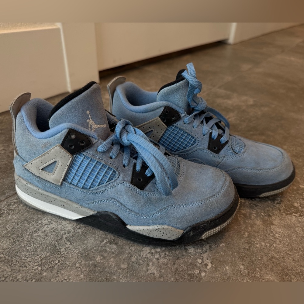 Nike Jordan 4 Retro university blue kids size 3Y
BQ 7669400 pre owned